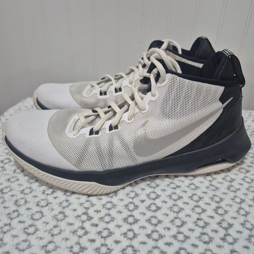 NIKE Size 7.5 Men's Air Versitile II Black And White